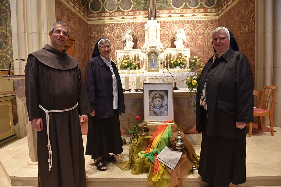 Hauptzelebrant P. Stefan Kitzmüller, Generalvikarin Sr. Elvira Reuberger und Generaloberin Sr. Franziska Bruckner (v.l.) freuten sich über eine volle Kirche. / Wolfgang Zarl Hauptzelebrant P. Stefan Kitzmüller, Generalvikarin Sr. Elvira Reuberger und Generaloberin Sr. Franziska Bruckner (v.l.) freuten sich über eine volle Kirche.