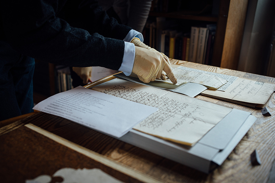 Vergangenes gut in die Zukunft bringen: Alles, was dazu notwendig ist, erfährt man im Grundkurs für Archivar:innen. / Michael Brauer Vergangenes gut in die Zukunft bringen: Alles, was dazu notwendig ist, erfährt man im Grundkurs für Archivar:innen.