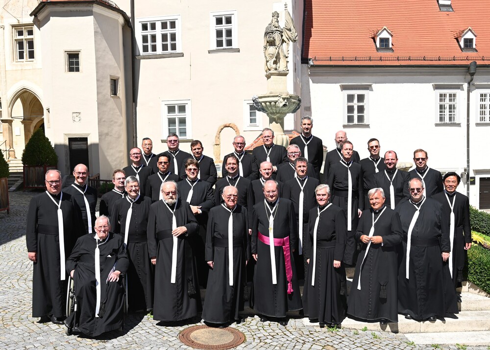 Dem Konvent des Stifts Klosterneuburg gehören derzeit 37 Chorherren an.