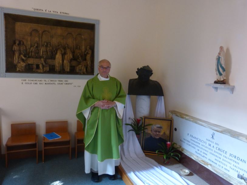 Der Autor am Grab von Pater Jordan im Generalatshaus der Salvatorianer, Rom, am 17.9.2020 anlässlich eines internationalen Seminars über den Gründer. / Kubiska-Scharl Irene