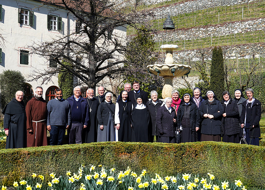 20 Vertreter:innen der Südtiroler Ordensgemeinschaften trafen sich im Kloster Neustift zur Frühjahrstagung. / Kloster Neustift 20 Vertreter:innen der Südtiroler Ordensgemeinschaften trafen sich im Kloster Neustift zur Frühjahrstagung.