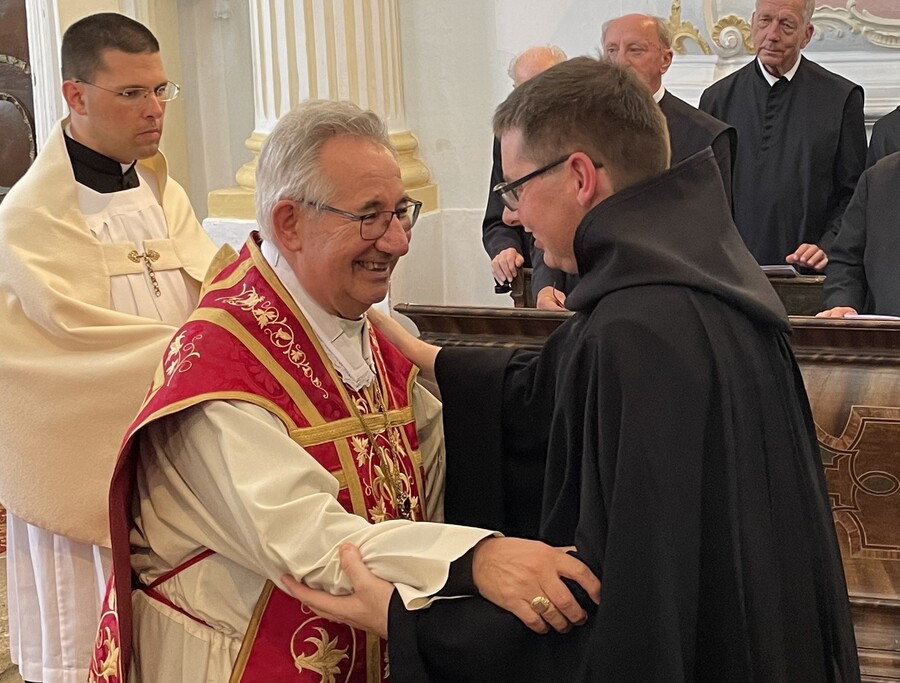 „Du strahlst Freude aus, die nicht nur aus dir selbst kommt, sondern tief in Gott verwurzelt ist“, gab Abt Ambros Ebhart Fr. Konrad Holzinger mit auf den Weg.