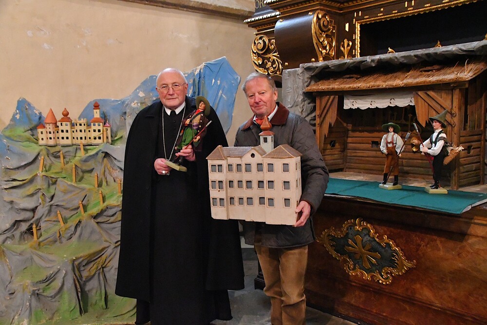 Abt Benedikt Plank und Obmann Franz Hlebaina mit Teilen der zu restaurierenden Krippe.
