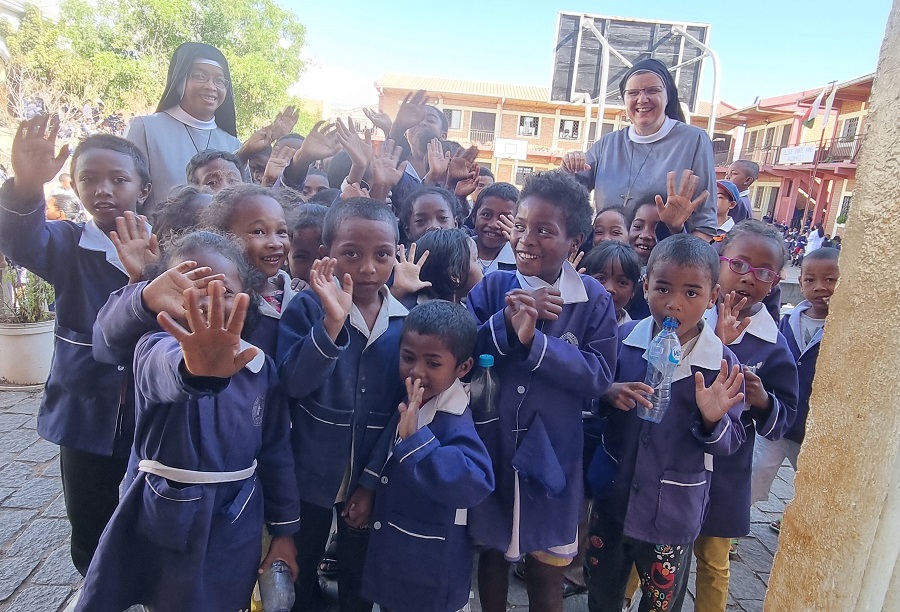 Während des Aufenthaltes in Madagaskar standen auch Feierlichkeiten in zwei Schulen auf dem Programm.