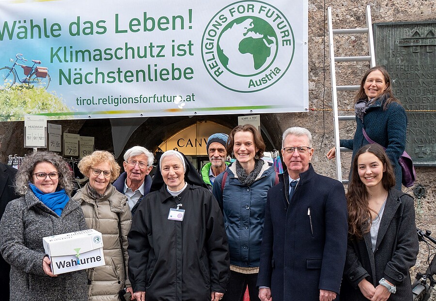 Religions for Future mit Sr. Notburga Maringele traf sich mit anderen Tiroler Gruppierungen angesichts der Koalitionsverhandlungen zum Austausch. / privat Religions for Future mit Sr. Notburga Maringele traf sich mit anderen Tiroler Gruppierungen angesichts der Koalitionsverhandlungen zum Austausch.