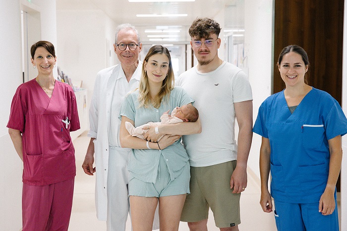 Bereichsleiterin Pflege Brigitte Falli, Primarius Dr. Andreas Brandstetter und leitende Hebamme Irene Richter (v.l.n.r.) mit den stolzen Eltern und dem „Jubiläumsbaby“.