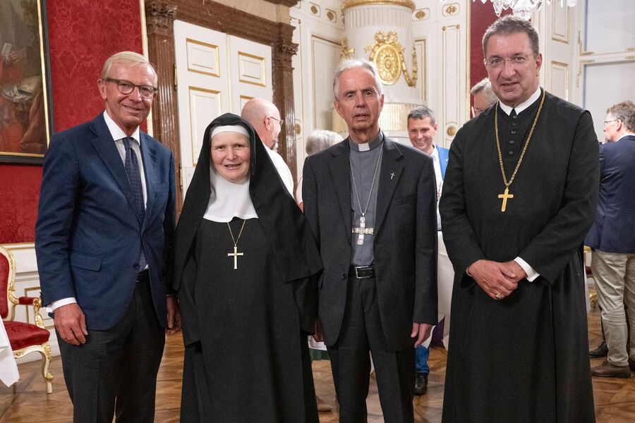 Am 4. September 2024 fand im Salzburger Domquartier ein Festakt zu Ehren der heiligen Erentrudis statt. Auch Landeshauptmann Wilfried Haslauer, Äbtissin Veronika Kronlachner, Weihbischof Hansjörg Hofer und Erzabt Korbinian Birnbacher (v.l.) waren dab