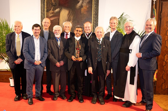 Der in Afrika tätige indische Missionar P. Sen Vellakada (vorne Mitte) bekam im Stift Klosterneuburg den Romero-Preis verliehen.