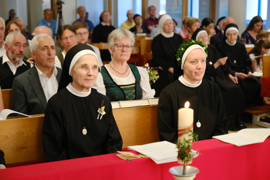 Am 15. August 2024 legte Sr. Raphaela Hönegger (rechts) ihre Ewige Profess ab. Sr. Elisabeth Mayr (links) feierte ihr goldenes Professjubiläum.