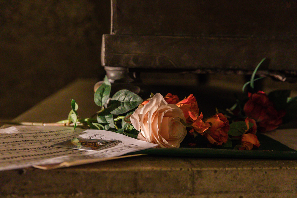 Abb. 2: Blumen vor einem Sarkophag in der Kapuzinergruft / Elisabeth Mayr/Ordensgemeinschaften